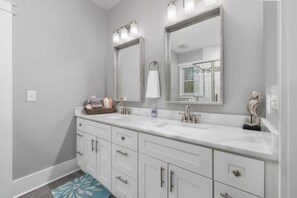 Ducha, secador de pelo, toallas, jabón