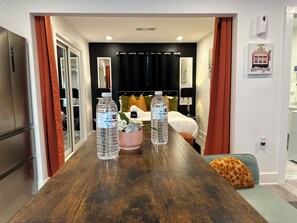 1 habitación, tabla de planchar con plancha, wifi y ropa de cama 