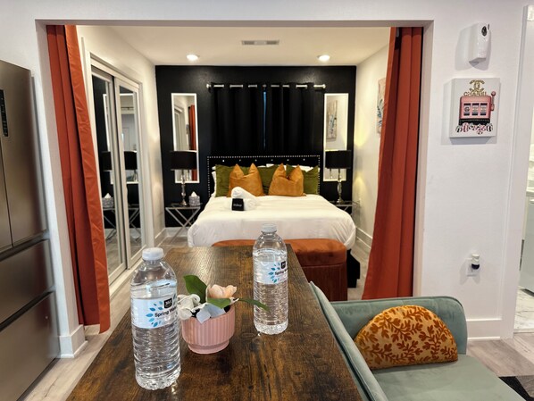 1 bedroom, iron/ironing board, WiFi, bed sheets - Fun & Cozy Apt.1 min from Lwr Greenville/FREE Parking (Dallas)