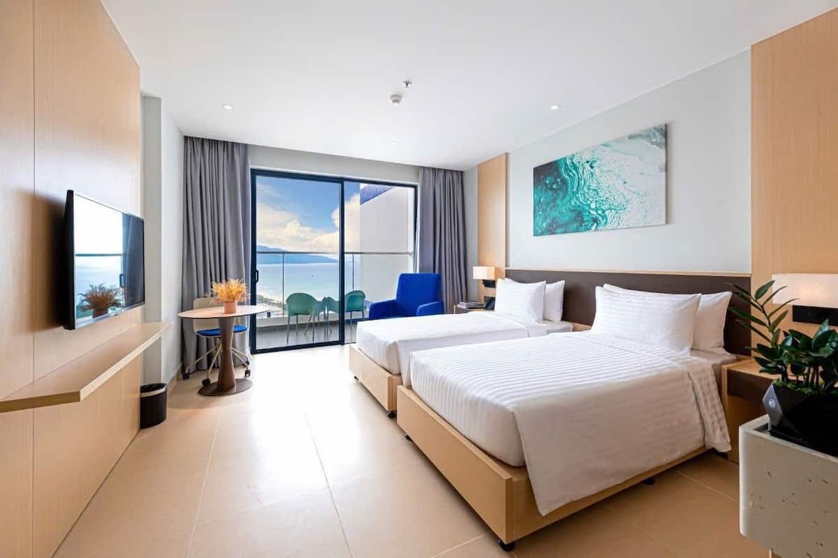 Habitación Deluxe con 2 camas individuales, balcón, vista al mar | Minibar, insonorización y wifi gratis
