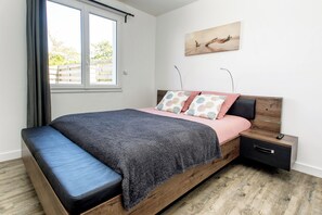 3 bedrooms, iron/ironing board, free WiFi - House with swimming pool - walking distance to the beach (Plouescat)