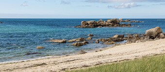 House with swimming pool - walking distance to the beach