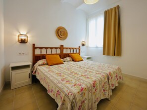 2 bedrooms, iron/ironing board, internet, bed sheets