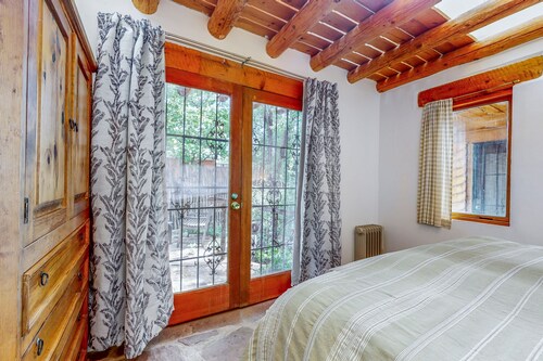 Spacious home with shaded patio, local art,books & dog friendly