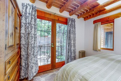 Spacious home with shaded patio, local art,books & dog friendly