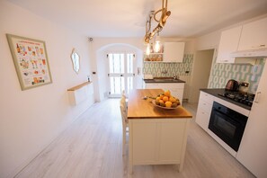 Fridge, oven, stovetop, dishwasher - Fulvia House, Rural Tuscany - CIN: IT051012C2QNJXHNQX (Castroncello)