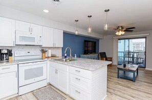 Fridge, microwave, oven, stovetop - Newly Renovated Unit with direct Ocean, Pool, & Park access in prime North OC (Ocean City)