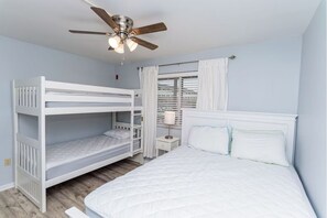 1 slaapkamer, een strijkplank/strijkijzer, wifi