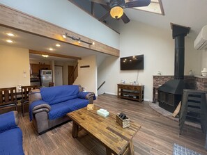 TV, fireplace - Calming mountain-view home with pool access, game room, grill, & balcony (Tannersville)