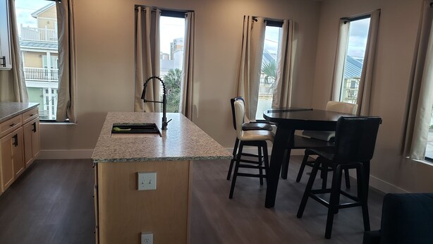 Dining - New Luxury 1BR Condo – Walk to the Beach (Panama City Beach)