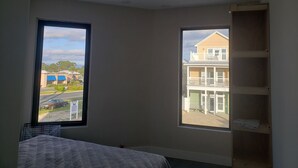 1 bedroom, WiFi, bed sheets - New Luxury 1BR Condo – Walk to the Beach (Panama City Beach)