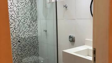 Secador de cabelo, toalhas de banho, sabonete, shampoo