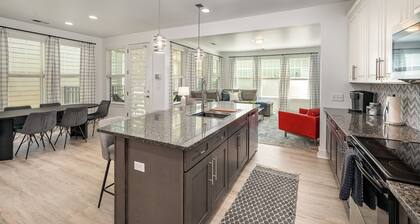 Newly Renovated~ 2 Miles from Uptown Charlotte- Great for Large Groups