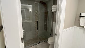 Douche, séchoir à cheveux, serviettes fournies, savon
