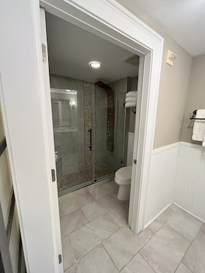 Een douche, een haardroger, handdoeken, zeep