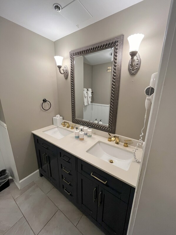 Een douche, een haardroger, handdoeken, zeep