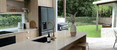 Køleskab, mikrobølgeovn, ovn, kogeplade