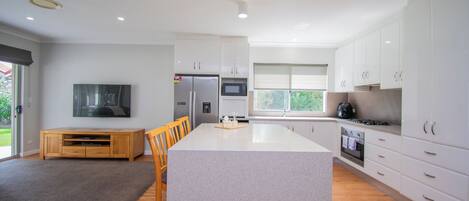 Micro-ondes, four, plaque de cuisson, lave-vaisselle