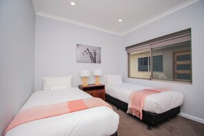 4 bedrooms, iron/ironing board, free WiFi