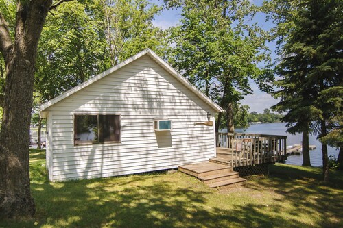 Rest Haven, a 2BR lakefront cabin near the beach at Riverside Resort