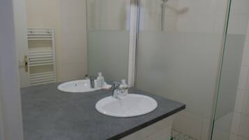 Sèche-cheveux, papier toilette