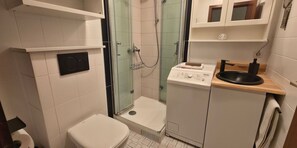 Shower, hair dryer, towels, soap - Grill, Überdachte Terrasse, Sonnenschirm, 2 Einzelbetten, 2xtv, Küche, Ww-knoten (Greifenstein)