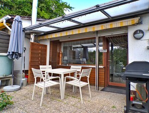 Outdoor dining - Grill, Überdachte Terrasse, Sonnenschirm, 2 Einzelbetten, 2xtv, Küche, Ww-knoten (Greifenstein)