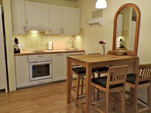 Fridge, microwave, oven, stovetop - Grill, Überdachte Terrasse, Sonnenschirm, 2 Einzelbetten, 2xtv, Küche, Ww-knoten (Greifenstein)