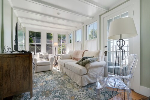 Pet Friendly- Half a Mile to Downtown Dock-Square!