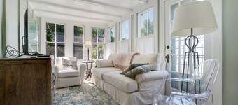 Pet Friendly- Half a Mile to Downtown Dock-Square!