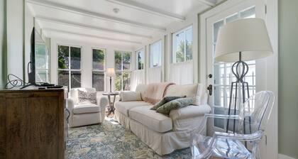 Pet Friendly- Half a Mile to Downtown Dock-Square!