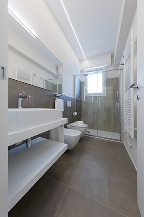 Apartment | Bathroom - Appartamento Valeria by Wonderful Italy (Sirmione)