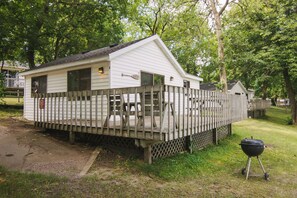 Terrace/patio - Shady Rest, a 2BR lakefront cabin located in Riverside Resort (Richmond)