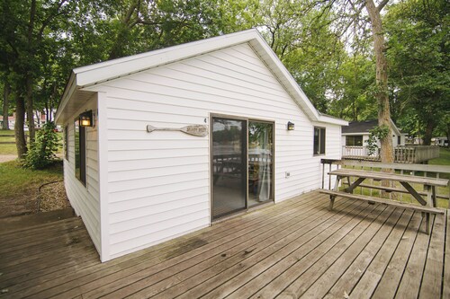 Shady Rest, a 2BR lakefront cabin located in Riverside Resort