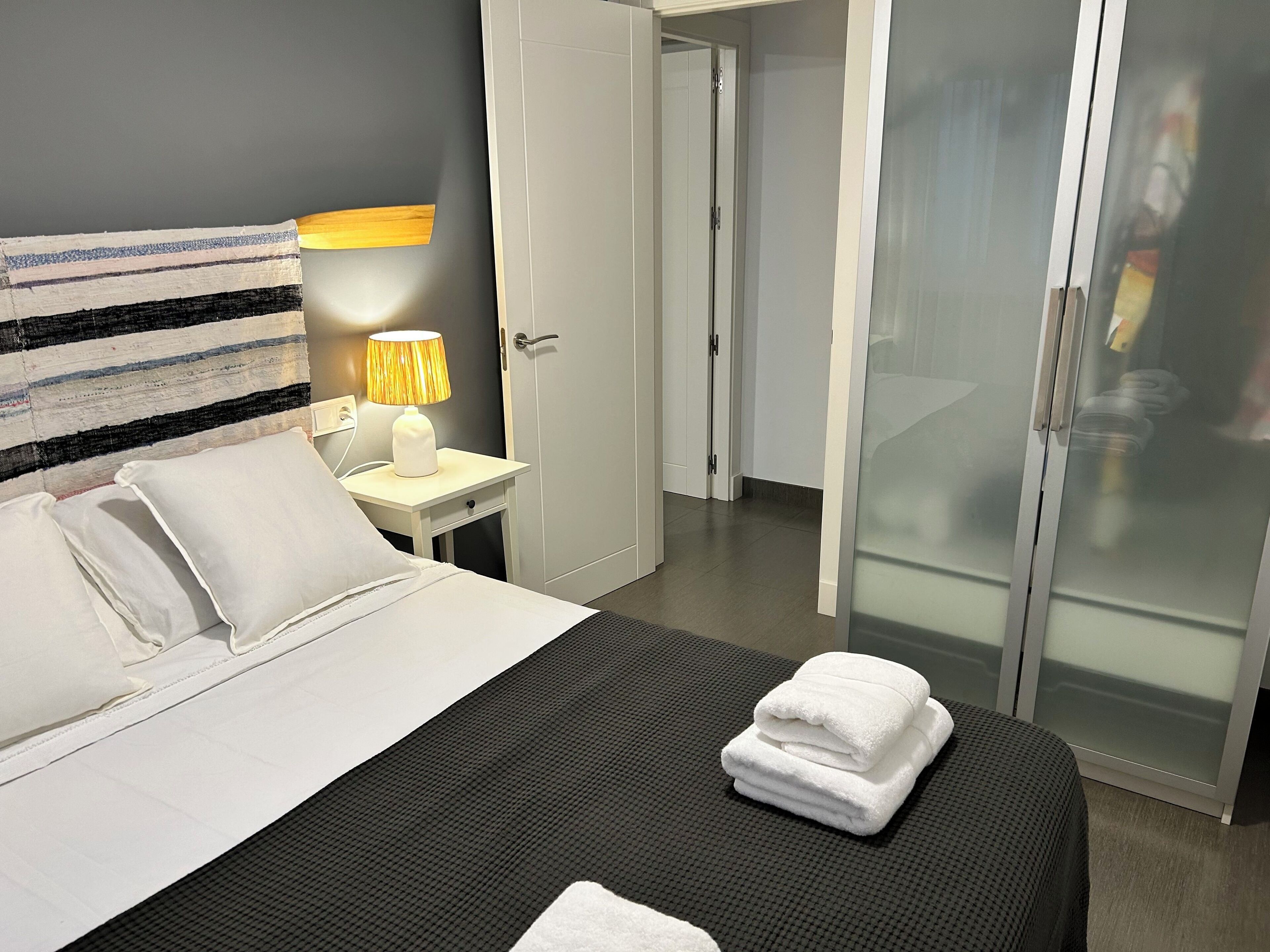 3 chambres, bureau, fer et planche à repasser, lit parapluie