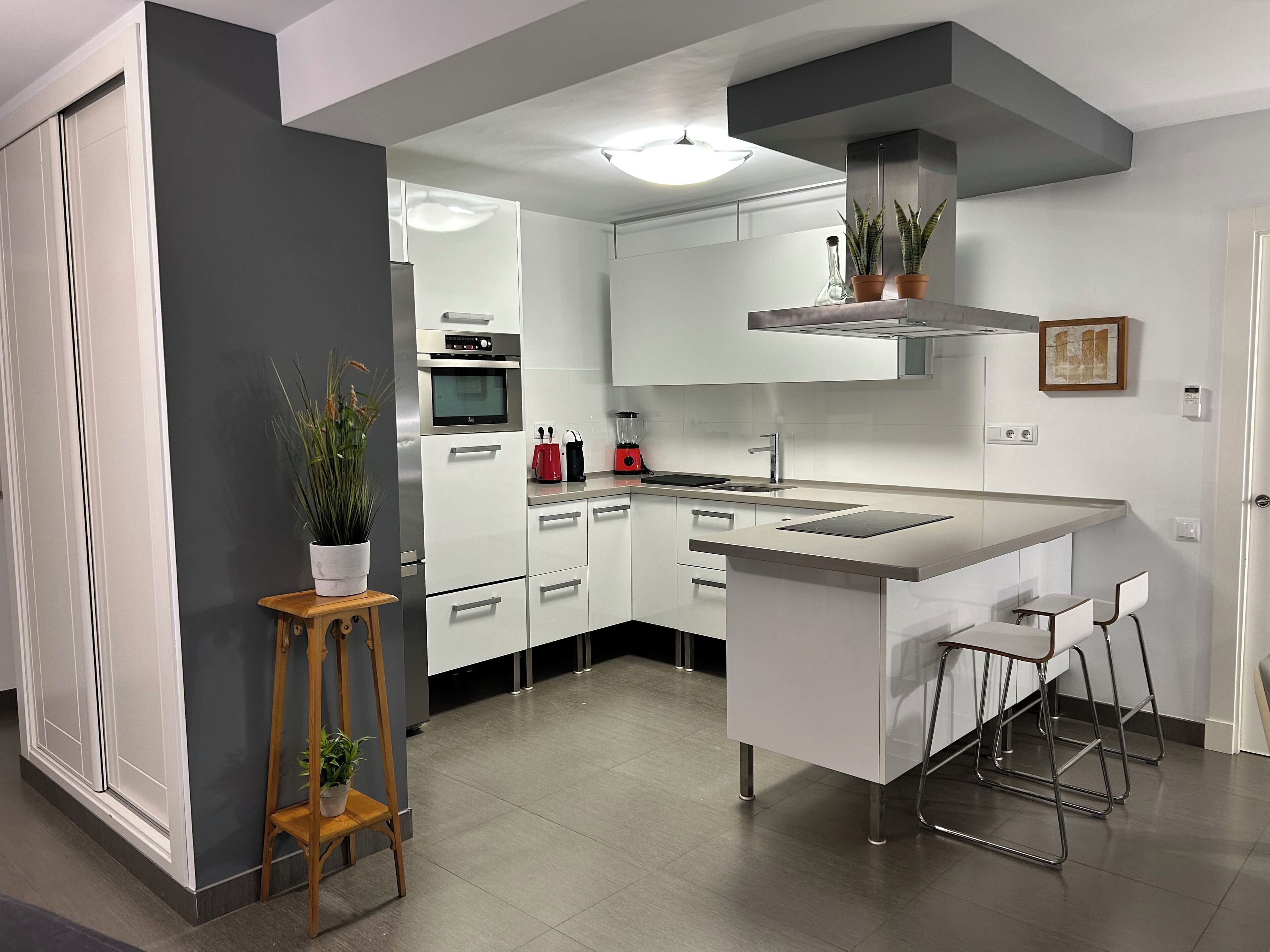 Réfrigérateur, micro-ondes, plaque de cuisson, lave-vaisselle