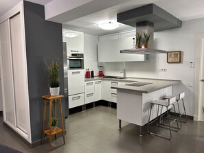 ثلاجة، ميكروويف، موقد طهي مسطح، غسالة أطباق