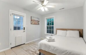 3 bedrooms, iron/ironing board, WiFi, bed sheets - 30+ day - Chics Beach Area, Short Walk to Beach! (Virginia Beach)