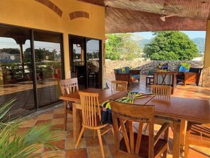 تناول الطعام بالخارج