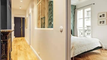 2 habitaciones, tabla de planchar con plancha y cuna de viaje