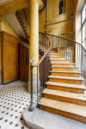 Interior - 2BR Spacious and Bright Luxurious Flat With AC (Paris)