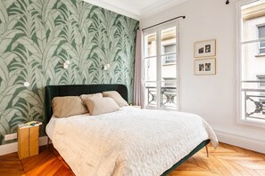 2 bedrooms, iron/ironing board, travel crib, free WiFi - 2BR Spacious and Bright Luxurious Flat With AC (Paris)