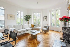 Smart TV, fireplace, books, stereo - 2BR Spacious and Bright Luxurious Flat With AC (Paris)