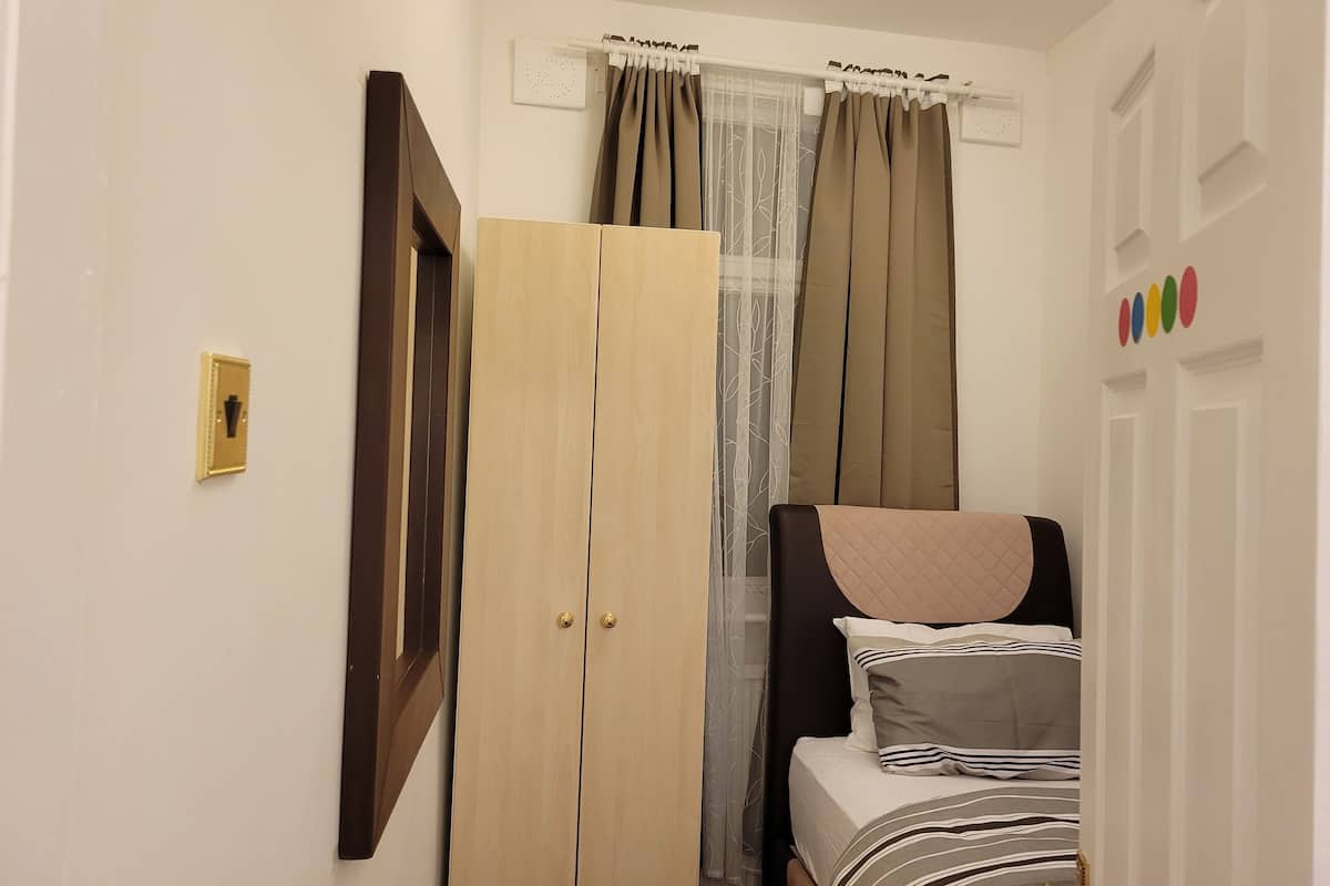 Single Bed, Non Smoking, Park View | Iron/ironing board, free WiFi