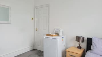 Classic Room, 1 King Bed, Non Smoking, Park View | Iron/ironing board, free WiFi