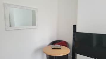 Habitación Deluxe, 1 cama King size, para no fumadores, vista al parque | Tabla de planchar con plancha y wifi gratis