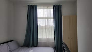 Habitación clásica, 1 cama King size, para no fumadores, vista al parque | Tabla de planchar con plancha y wifi gratis