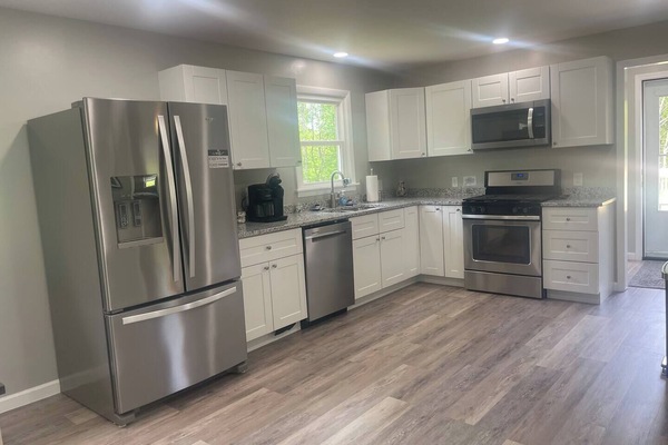 Geladeira, micro-ondas, fogão, cooktop