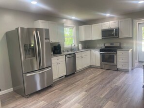 KĂŒhlschrank, Mikrowelle, Ofen, Herdplatte