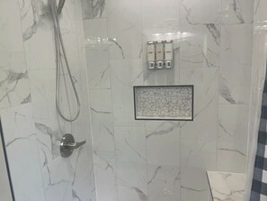 Shower, hair dryer, towels, soap - The Dam House at Center Hill Lake (Dowelltown)